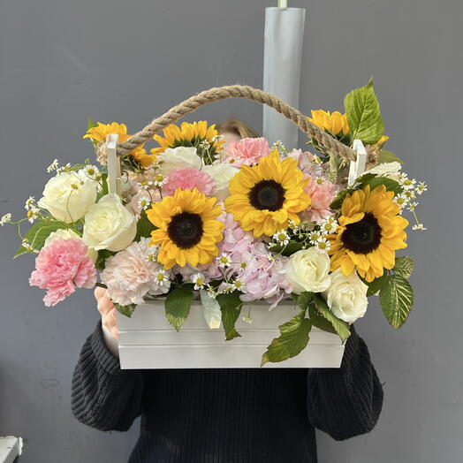 Композиция в деревянном ящике с подсолнухами, розами и гортензией 💝