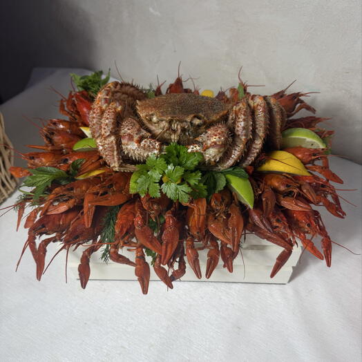 Креветки ,краби раки в коробке