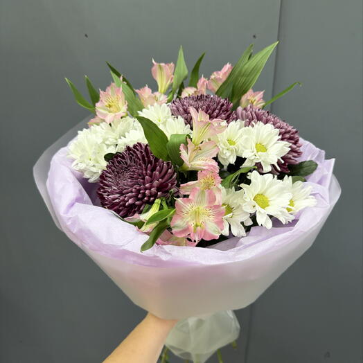 Авторский букет из хризантем одноголовых, ромашек и альстромерий 💜