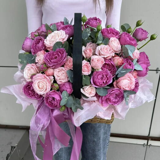 Корзинка с кустовыми пионовидными розами микс