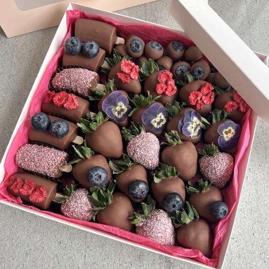 Клубника, бананы и голубика в молочном шоколаде, подарок девушке