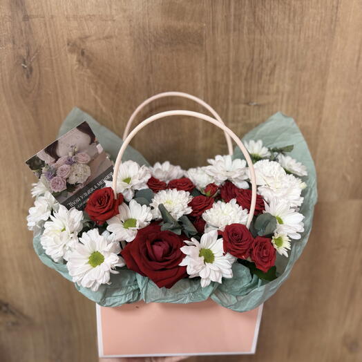 Композиция с розами и хризантемами