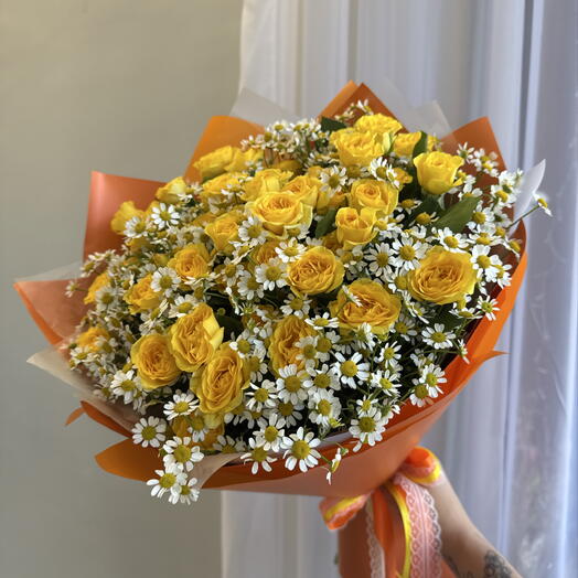Готовый букет из кустовых роз и ромашек