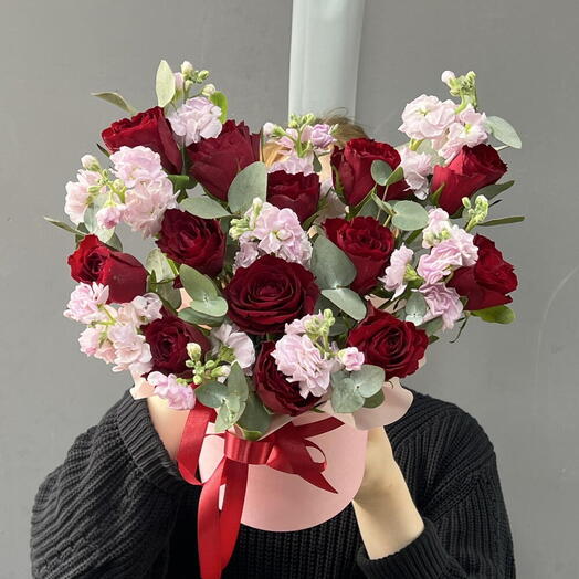 Красные розы с ароматной маттиолой в шляпной коробке 🌹