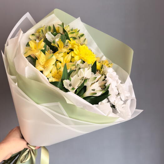 Букет из жёлтых и белых альстромерий и хризантем 🌸