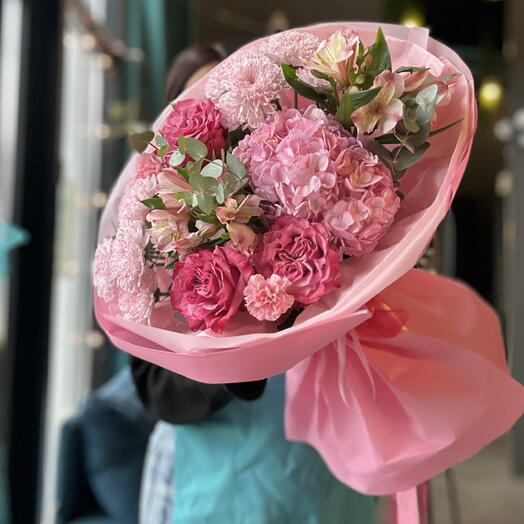 Яркий букет с пионовидными розами, эвкалиптом и альстромерией🌸
