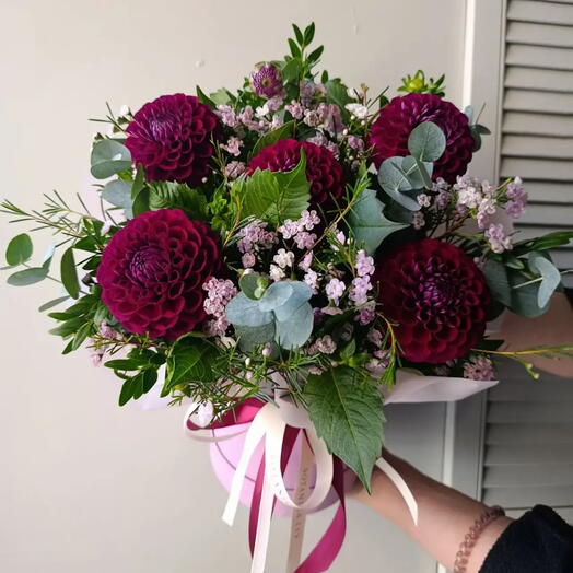 Георгины, Хамелациум и эвкалипт, композиция в подарочной коробке 💜