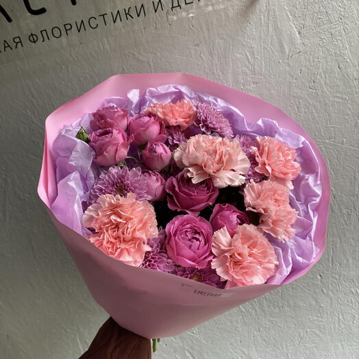 Круглый букет с пионовидной розой и диантусами