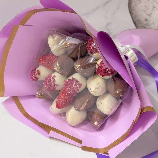 «Лавандовая мечта» — букет из клубники в бельгийском шоколаде Callebaut