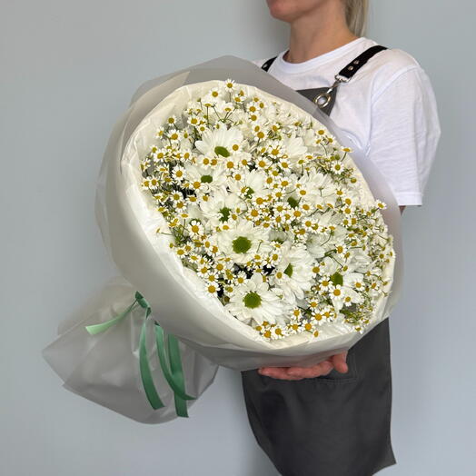Букет из ромашек и кустовых хризантем