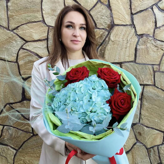 Букет из гортензии с красными розами «Небесная нежность и страсть»