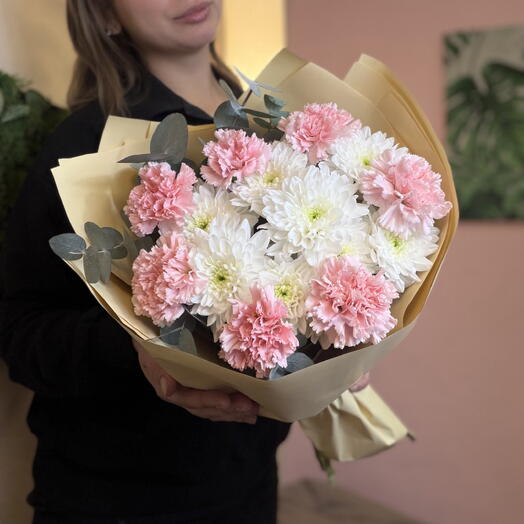 Милый букет из пушистых хризантем и розовых диантусов 💞