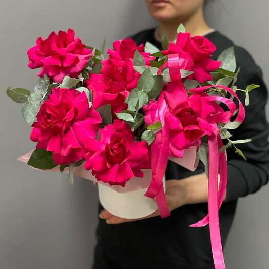 7 французских роз с эвкалиптом в шляпной 💘