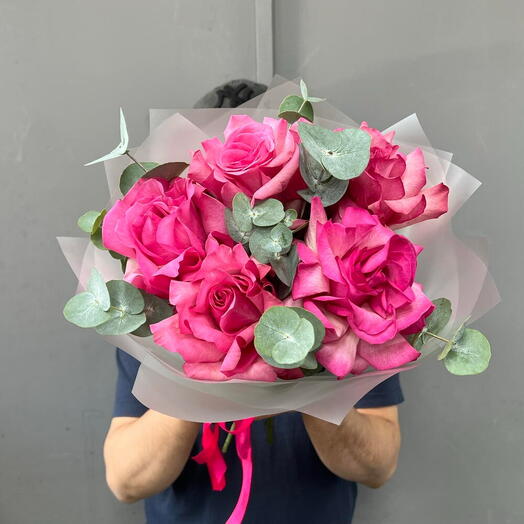 5 малиновых французских роз с эвкалиптом 💞