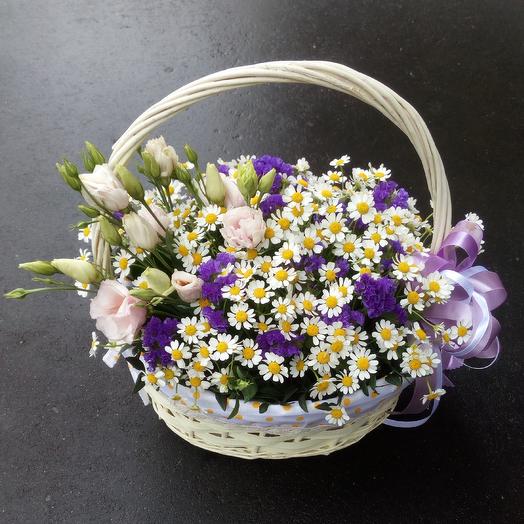 Composition "Chamomile field", daisies in a basket