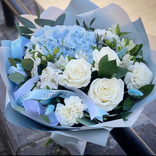 Maravilla azul (Hortensia, rosas, alstroemeria, eucalipto)