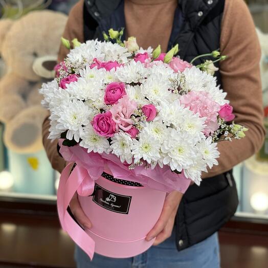 Caja de crisantemos y rosas arbustivas