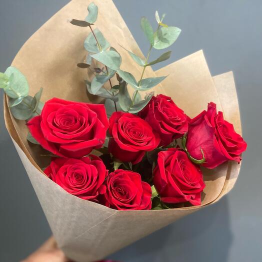 Букет из роз и эвкалипта