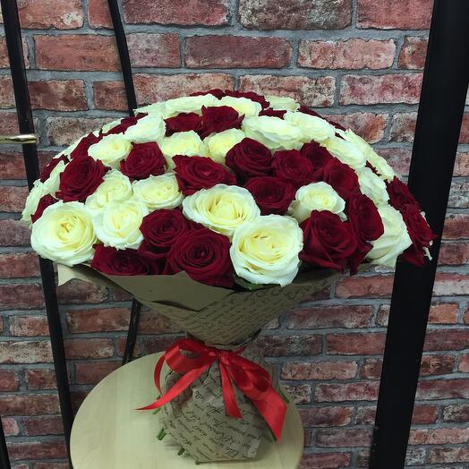 Bouquet of red Naomi and Avalanche roses near Moscow 105 pcs