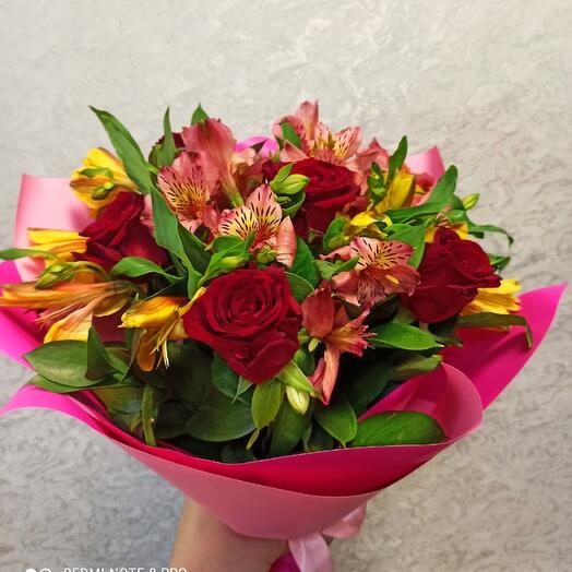 Rosas con alstroemeria