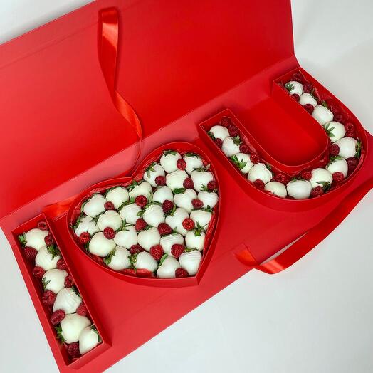 Клубника в белом шоколаде в красной коробке «I love U»