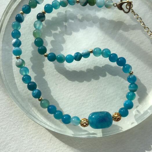 Necklace made of Natural Agate with an accent bead and gilded inserts beads