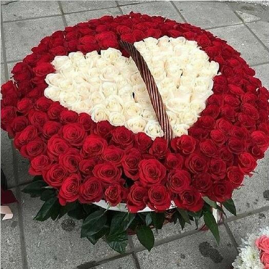 Basket Heart of 201 roses