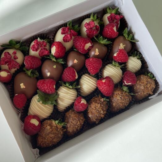 delicioso juego de fresas en chocolate con leche