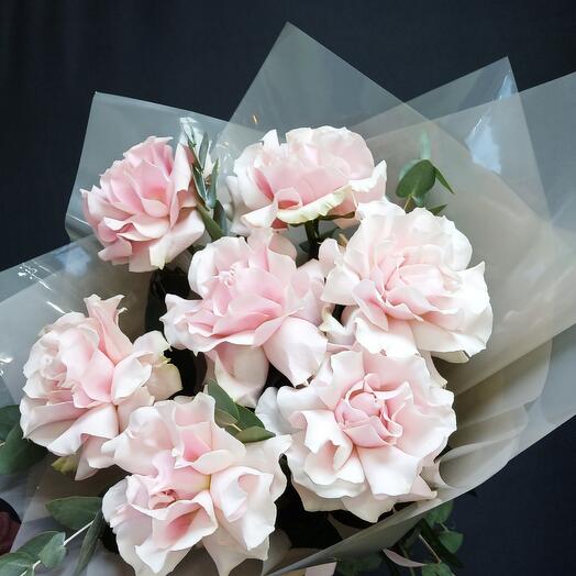 Букет из 7 розовых французских роз Пинк Мондиаль и эвкалипта