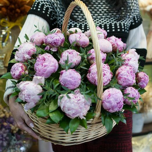 Корзина с пионами