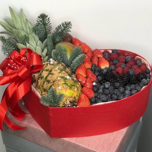 Коробка с Ананасом, клубникой, голубикой