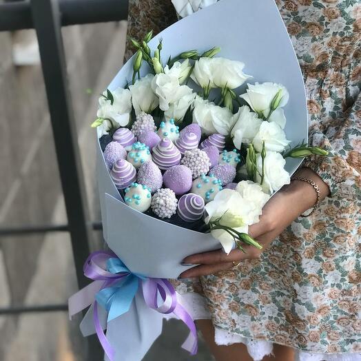 Букетик нежный с цветами и клубникой в шоколаде