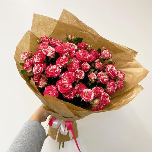 Букет кустовых роз в крафте 💐
