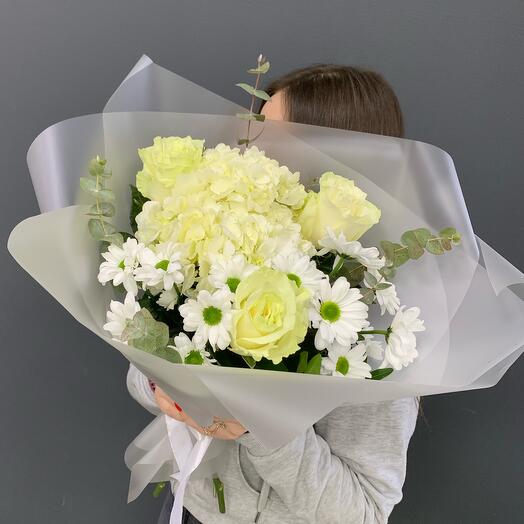 Ramo de autor de rosas, hortensias y crisantemos