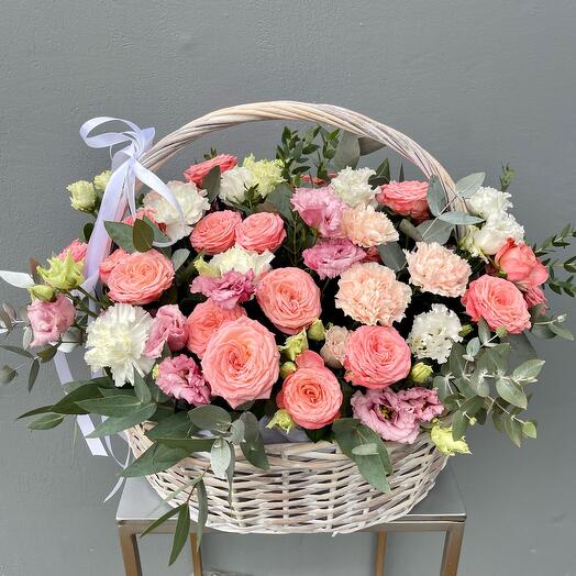 Basket with flowers size M