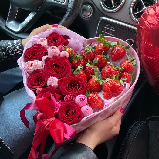 Сердце из роз и клубники