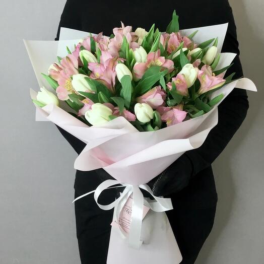 Белые тюльпаны с розовой альстромерией