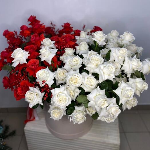 Композиция из красных и белых французских роз