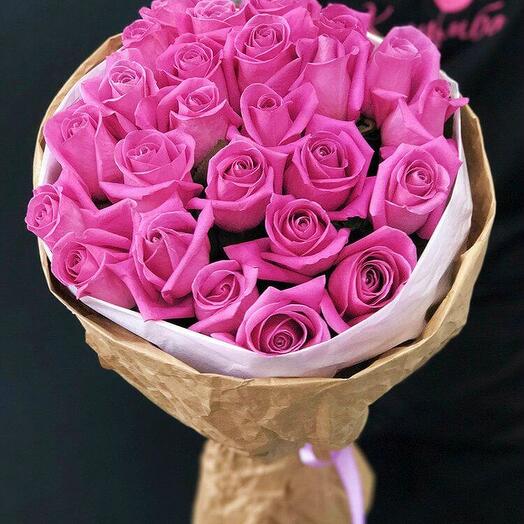 Bouquet of 25 lilac roses in a reaped craft