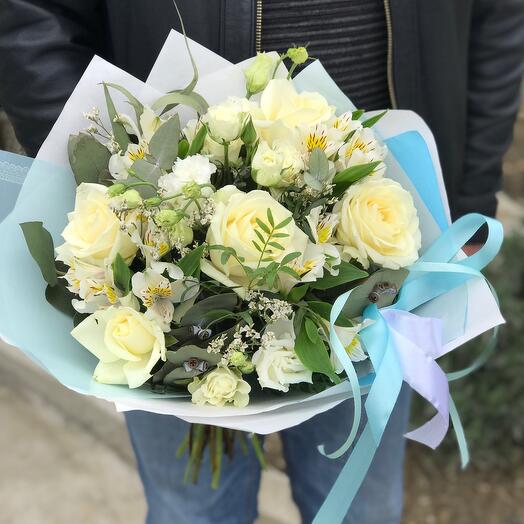 Ramo de rosas blancas, rosas arbustivas y alstroemeria