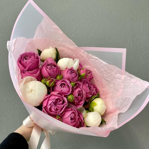Букет из пионов и кустовой пионовидной розы 💕