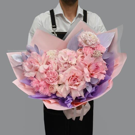 Brillante ramo de fragantes rosas francesas y hortensias