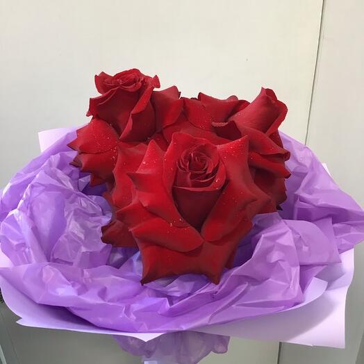 Con una rosa grande