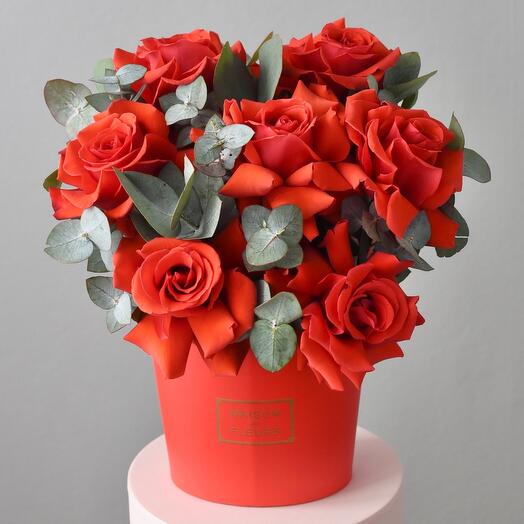 Французские розы с эвкалиптом в коробке | Букет 017 Bottega dei Fiori