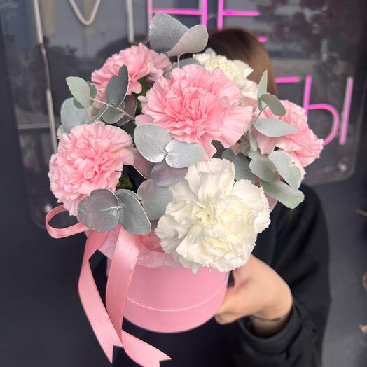 Диантусы коробке с эвкалиптом