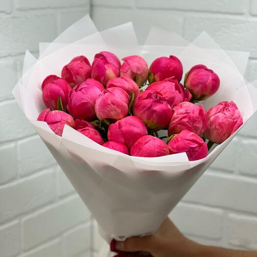 Букет из 21 коралловых пионов