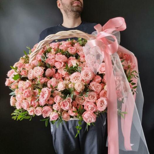 Большая корзина кустовая пионовидная роза Бомбастик