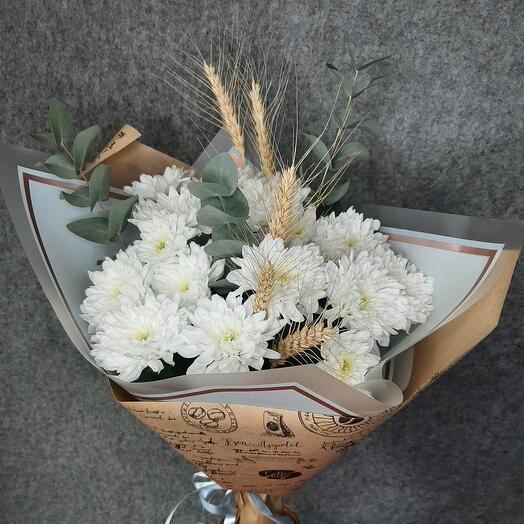 Хризантема кустовая с эвкалиптом и колосьми