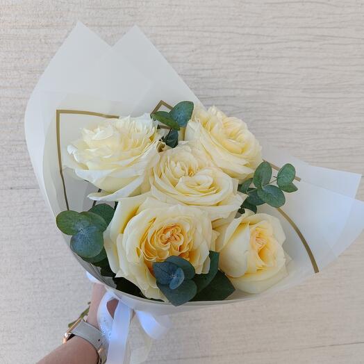 Крупные пионовидные розы с эвкалиптом