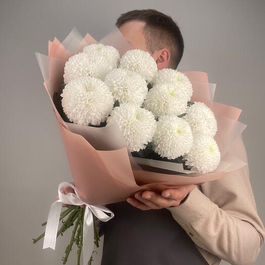 Monobucket of 11 snow-white chrysanthemums